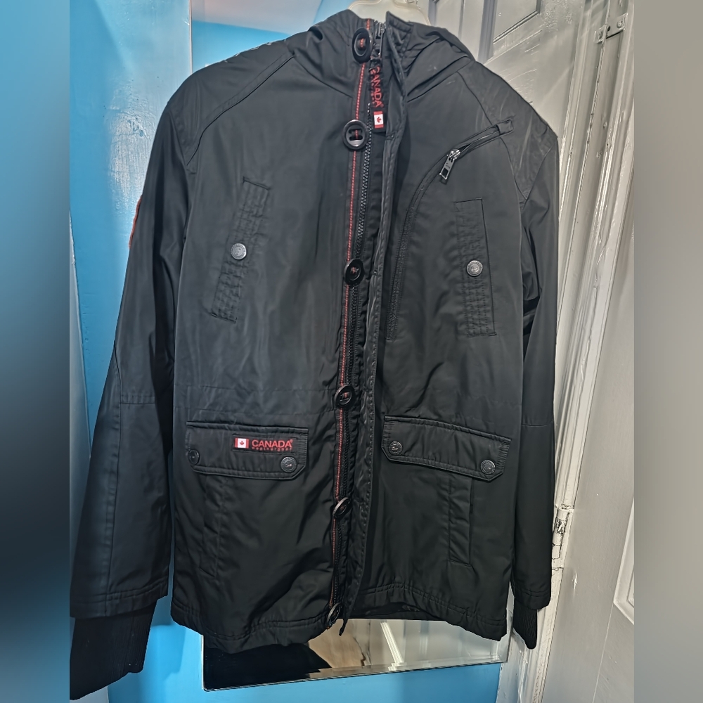 Black Performance Jacket with Sporty Design and Water-Resistant Fabric